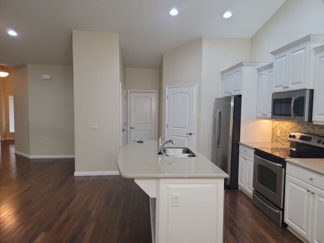 Building Photo - Single-Level Living! 2 Bedroom Home in Sun...