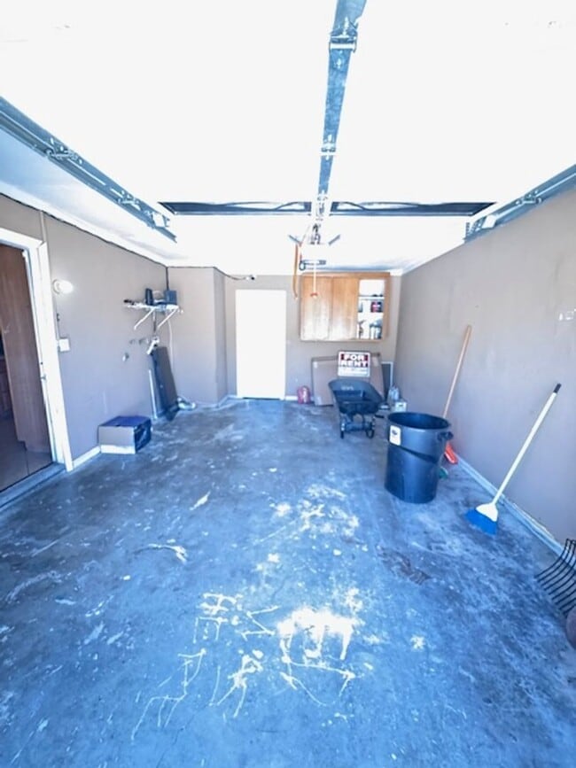 Building Photo - 2 Bedroom 1 Bath in the Best Location in L...