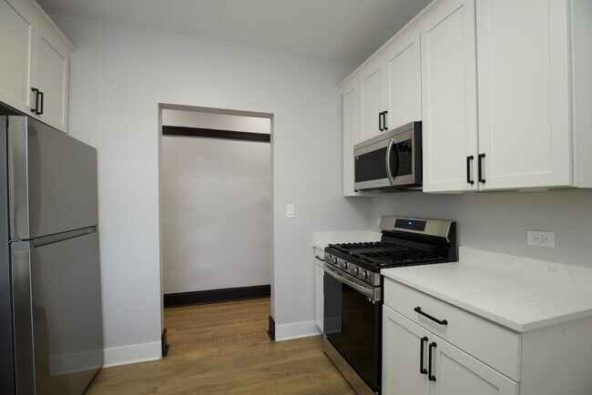 Foto del edificio - 1400 W Summerdale Ave