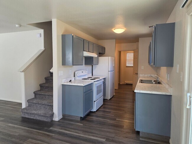 Building Photo - 4 bed 2 1/2 bath home off 30 Rd and Orchard