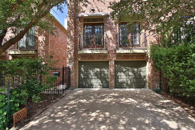 Street view, driveway - 5012 Blossom St