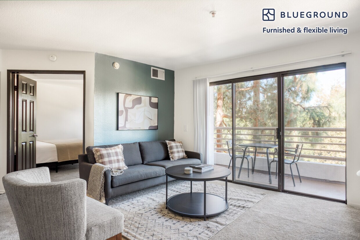 Foto principal - 10989 Bluffside Dr