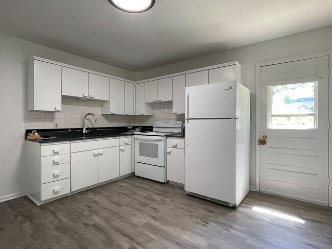 Foto del edificio - {10105} Charming 2 bedroom + 1 car garage + updated bathroom