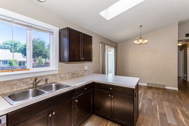 Building Photo - Great Layout and Spacious!
