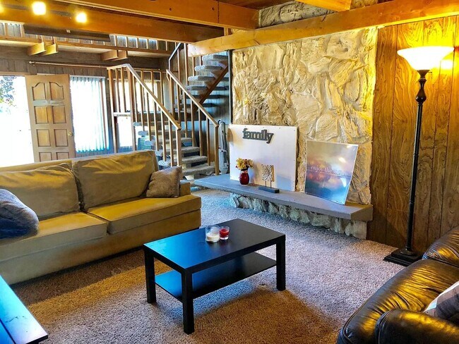 Building Photo - Charming 2 bed, 1.5 bathroom home with fen...