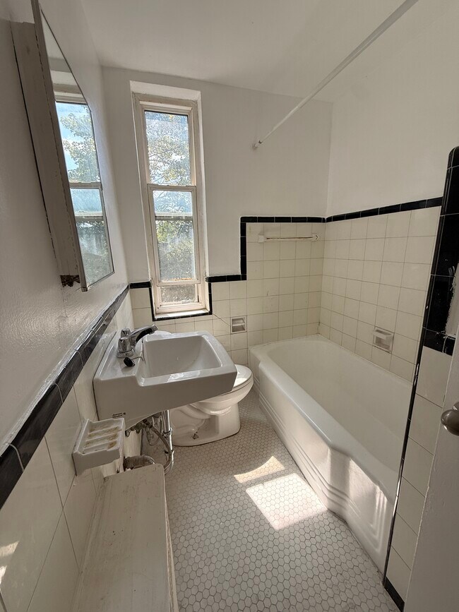 Photo du bâtiment - One Bedroom Apartment by the lake