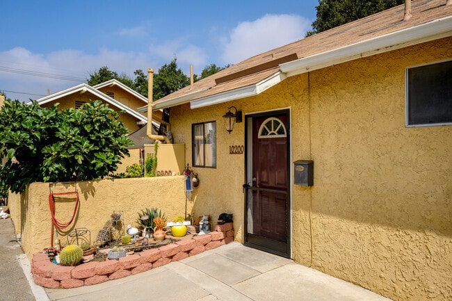 Foto del edificio - 10202 Mount Gleason Ave