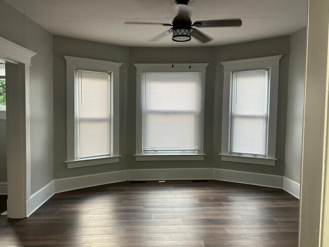 Comedor - 244 E Oakland Ave