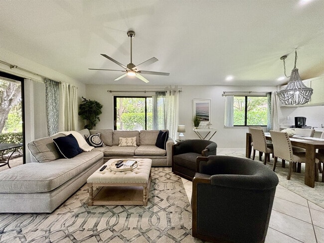 Building Photo - 216 Club Dr