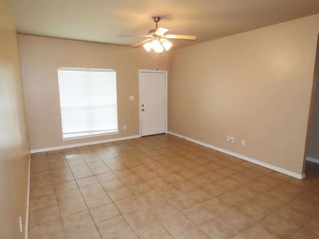 Building Photo - Beautiful 3 Bedroom, 2 Bath Duplex in Lind...