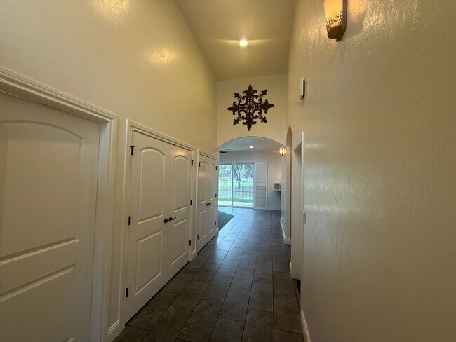 Building Photo - 2-Bedroom, 2-bathroom single level home located in Country Club Villas in Lemoore, CA!