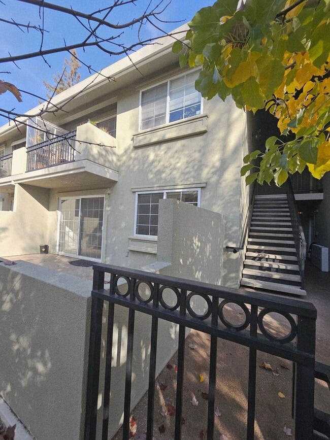 Building Photo - CLASSY CONDO - Spacious 1 Bed/1 Bath in Luxurious Setting - MENLO PARK