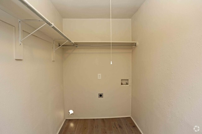 2BR,2BA - #206 - CLOSET/LAUNDRY HOOK UPS - Greenhouse Flats