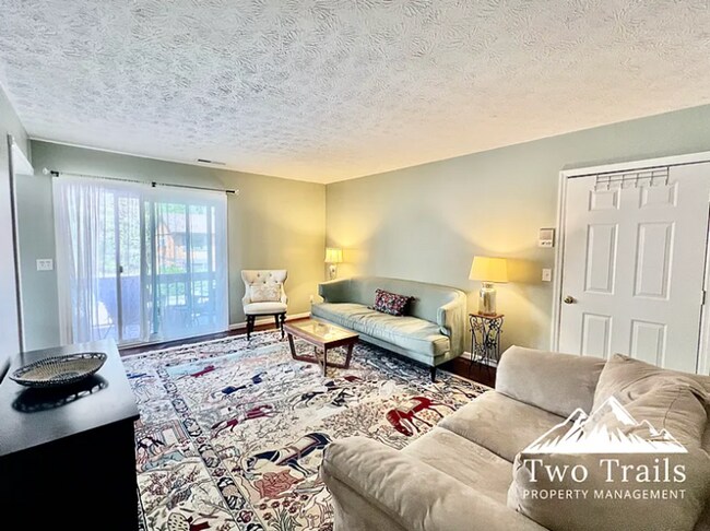 Foto del edificio - CHARMING UPSTAIRS CONDO IN HENDERSONVILLE