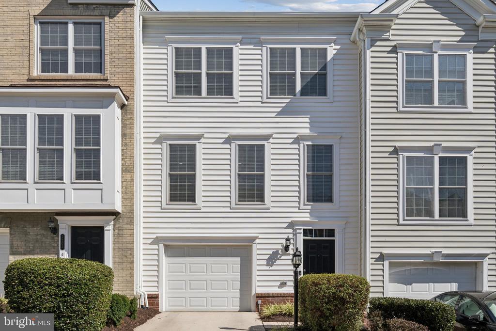 Primary Photo - 2205 Greywing St