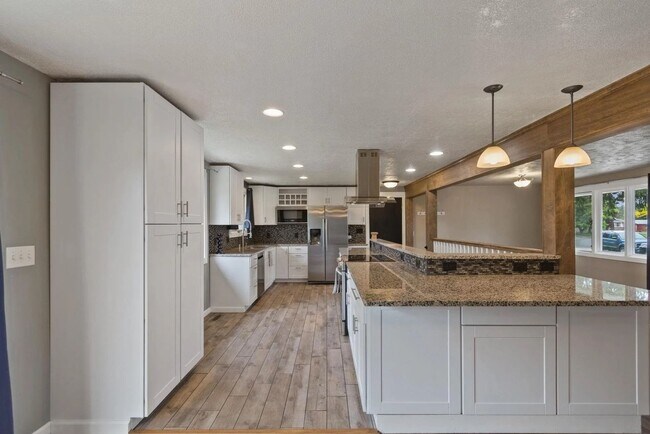 Foto del edificio - Spacious 5-Bedroom Home in Coveted Mead Sc...