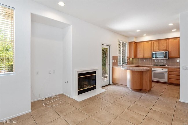 Building Photo - 3 br, 2.5 bath Townhome - 3124 La Casa Ct