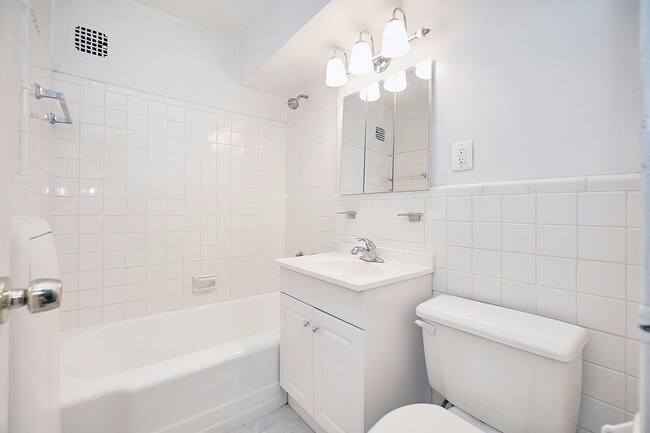 Building Photo - 408 W 49th St