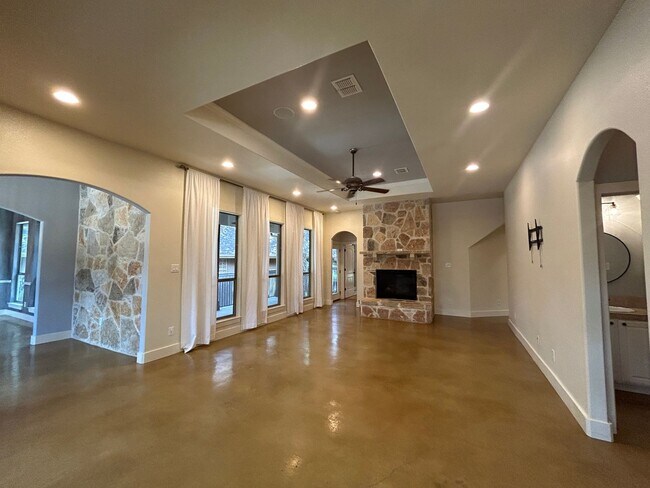 Foto del edificio - Large House on the Hill / HUGE Backyard / ...