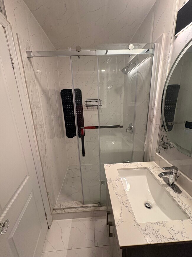 Photo du bâtiment - 143 Simmons Blvd