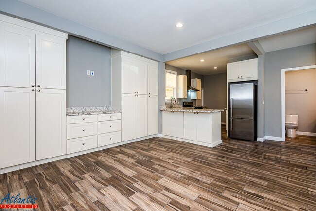 Building Photo - 581 Vestal St