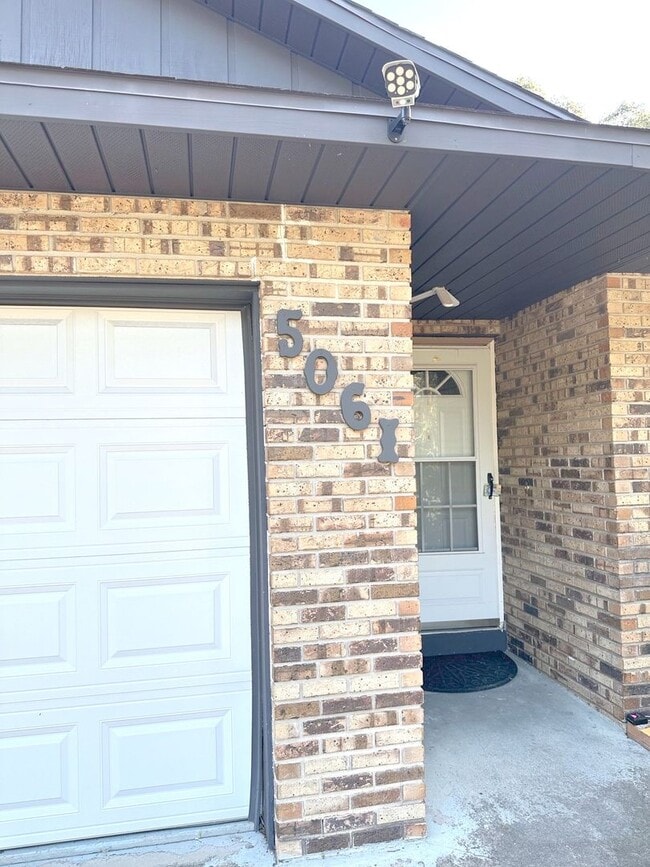 Building Photo - Charming 3-Bedroom Pool Home on a Quiet Cul-de-Sac in Rosemont