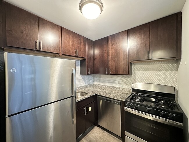 Building Photo - 447 W Surf St