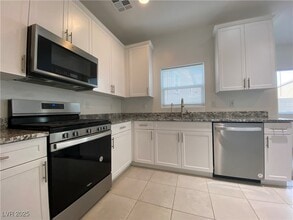 Building Photo - 412 Desert Cadence St