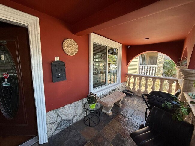 Building Photo - 4 bed 3 bath plus 2 Extra Bonus Rooms with full bathroom in the back yard