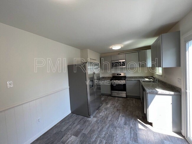 Building Photo - 404 Roxana Rd
