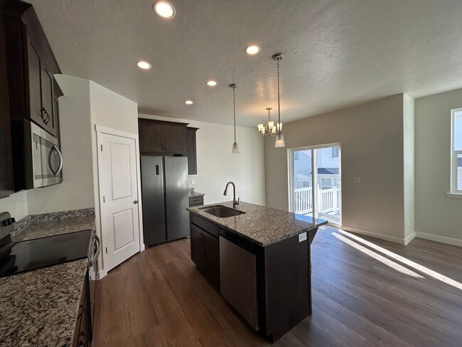 Building Photo - 3 Bedroom 2.5 Bathroom Townhome in Lehi!