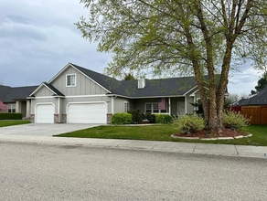 Building Photo - 2244 Hickory Wy N