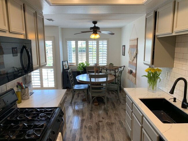 Foto del edificio - 1189 Strawberry Ln