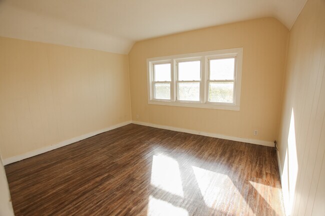Building Photo - 626 Park Ave