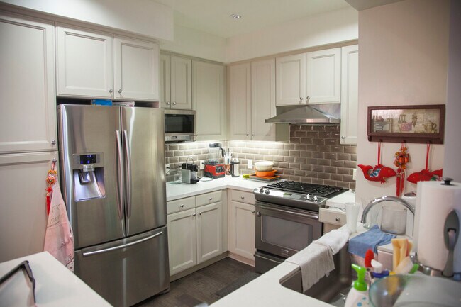 Kitchen - 1625 Granville Ave