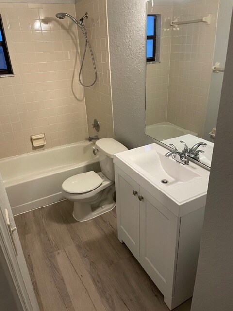 Foto del edificio - 9562 Lynn Ln