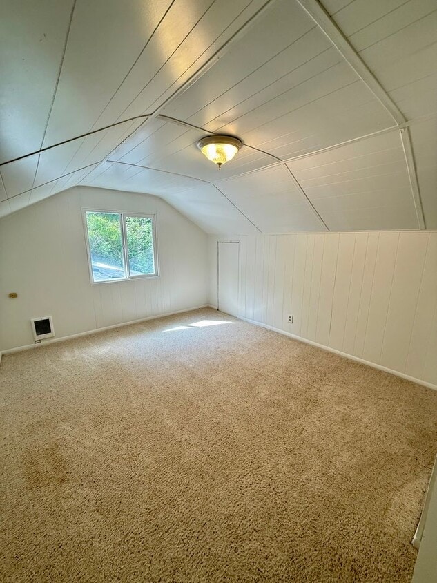Primary Photo - 3 bed 1 one bath house with yard