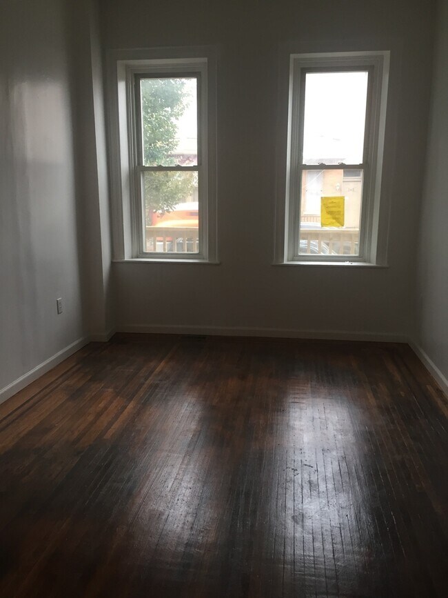 Foto del edificio - Available Now! 5 Bedroom 1.5 Bath House-Yo...