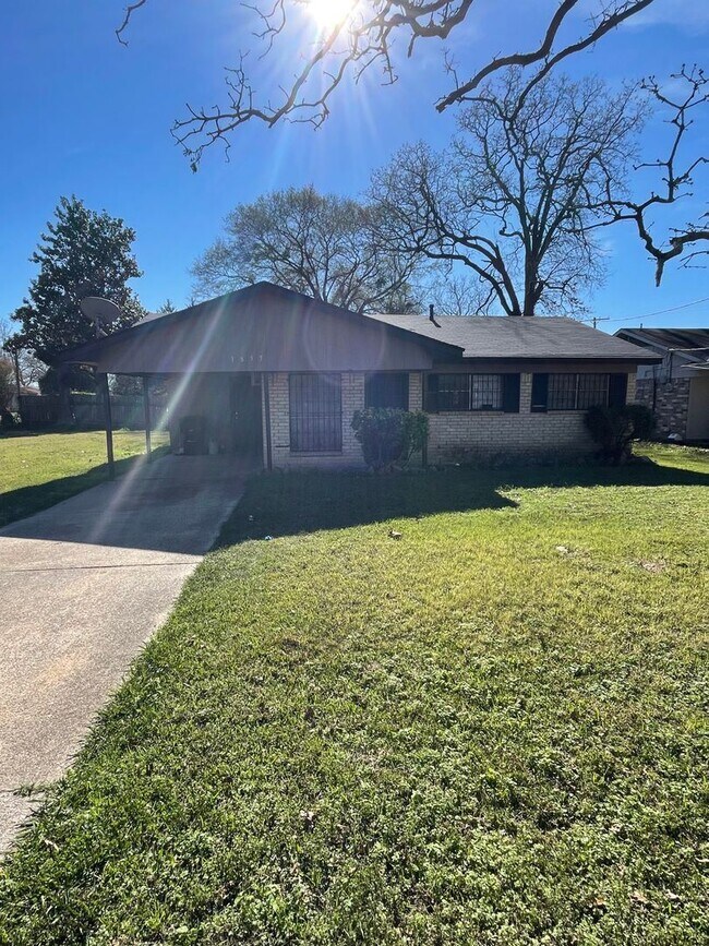 Foto del edificio - 3 br, 1 bath House - 3855 Powell