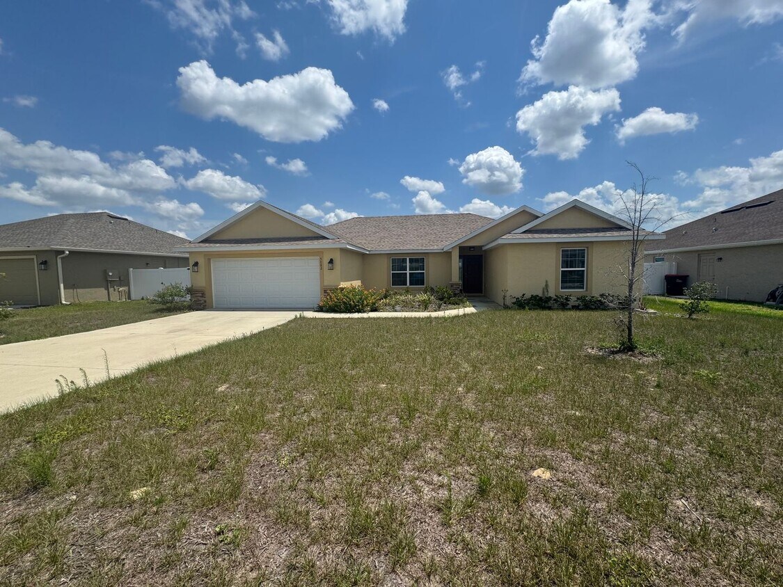 Foto principal - Spacious 4BR/2BA Home in Oaks at Ocala Cro...