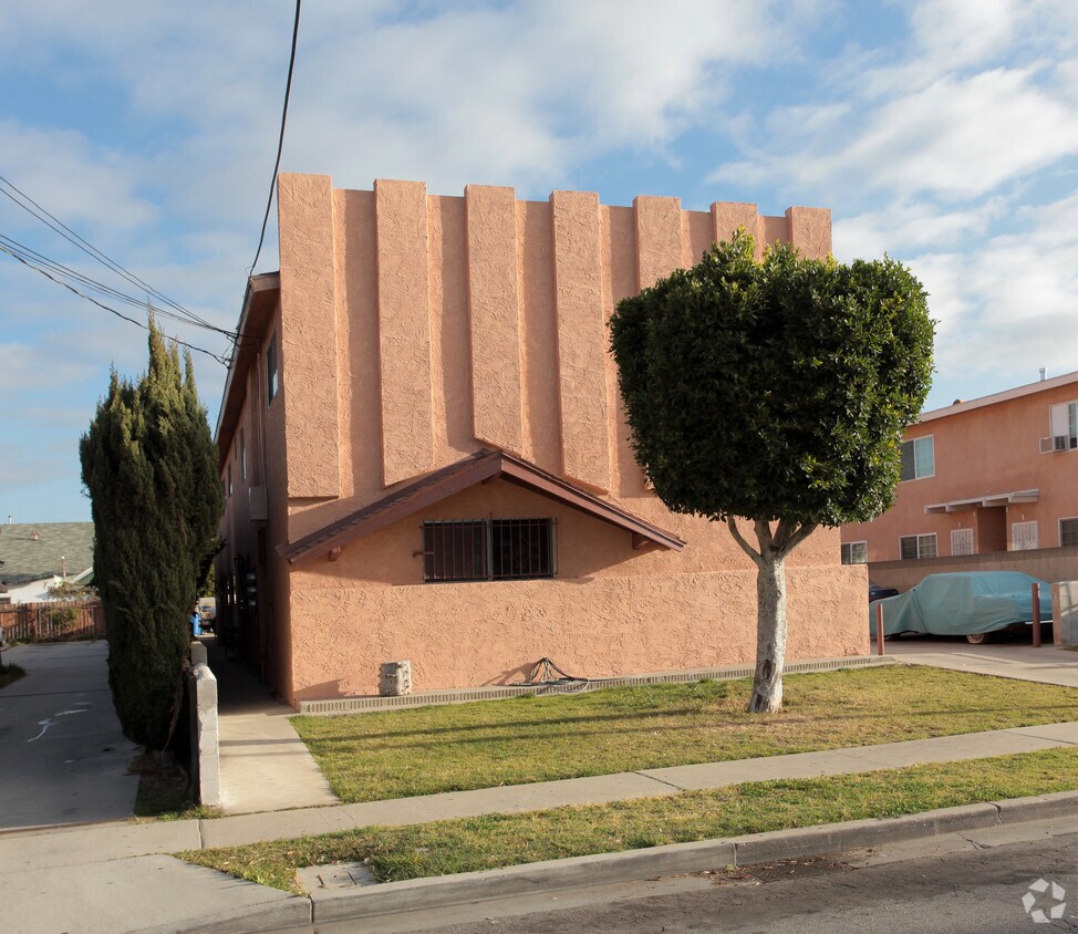 Building Photo - 4711 Acacia St