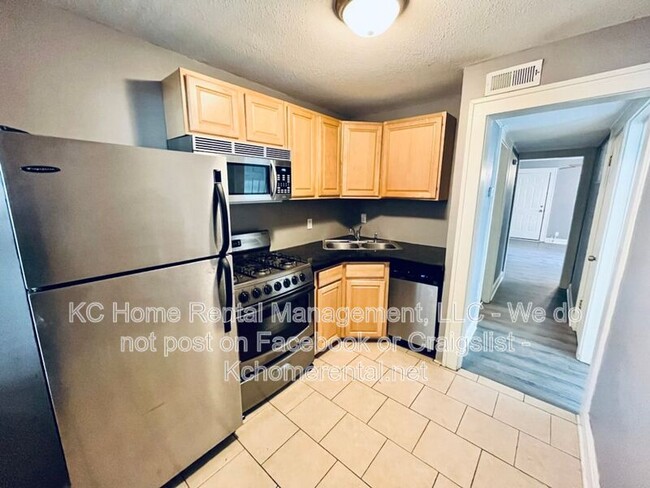 Building Photo - 1114 W 41st Terrace