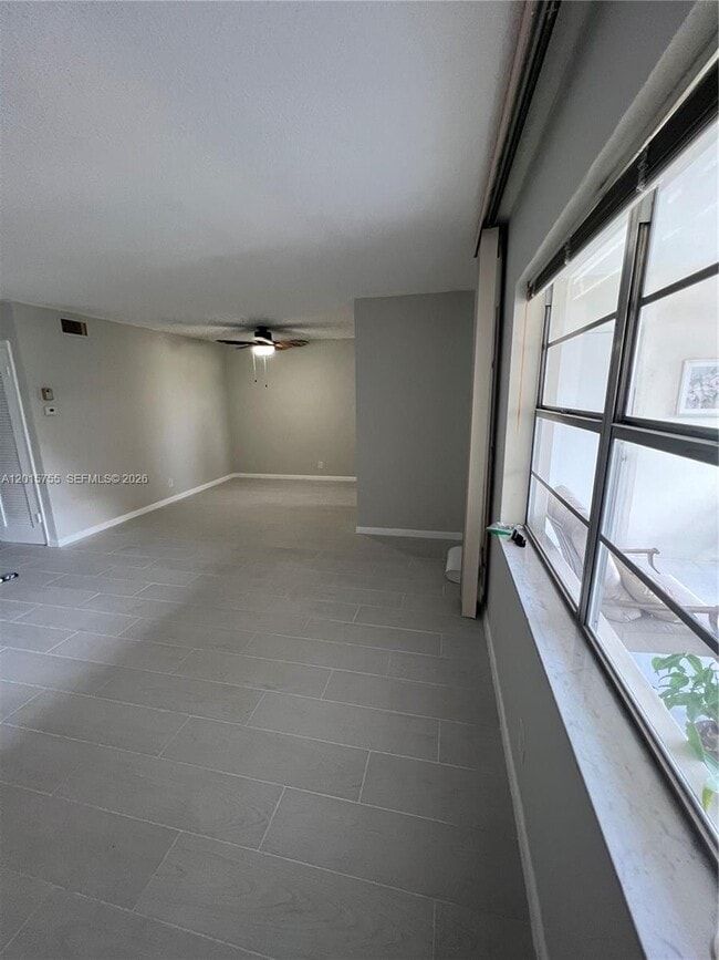 Building Photo - 501 Blue Heron Dr