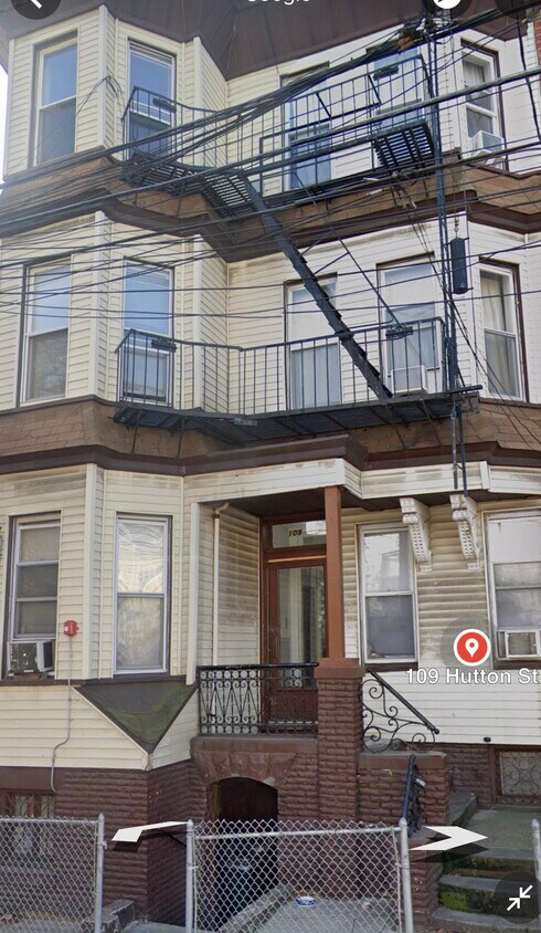 Primary Photo - 109 Hutton St