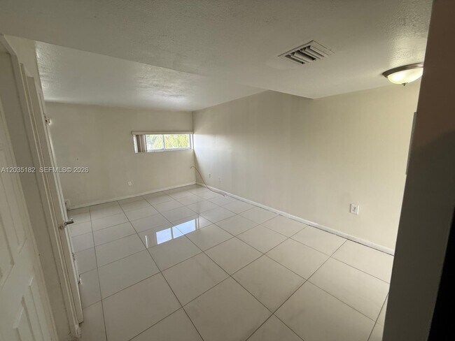 Foto del edificio - 5611 W 25th Ct