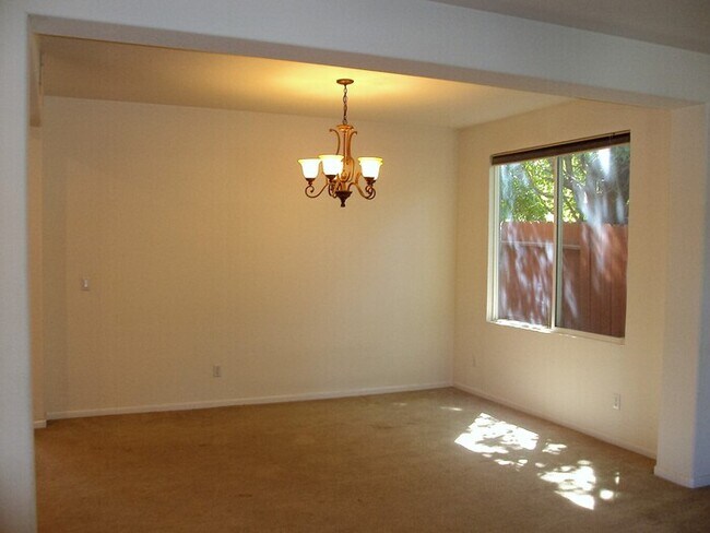 Foto del edificio - Spacious 4 Bedroom Home in Desirable Neighborhood