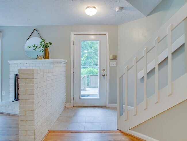 Building Photo - 7 Treetop Park