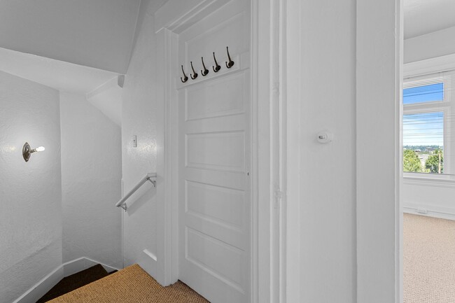Building Photo - 1 Bedroom close to SW! Pets Ok! Walking di...