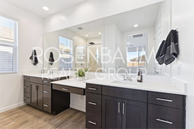 Building Photo - Stunning 4-bedrooms, 3-baths single story ...