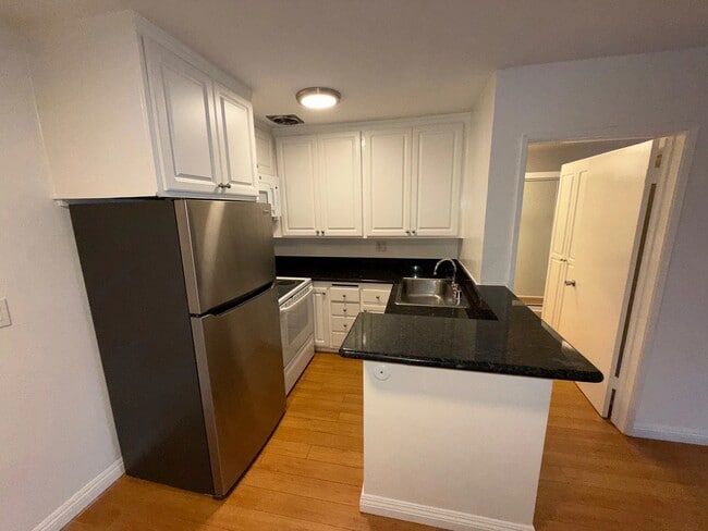 Building Photo - 10760 Rose Ave